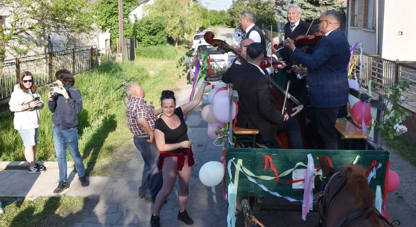 Ez aztán a vidám ébresztő! Lovas kocsiról húzták el az alattyániak nótáját a muzsikusok