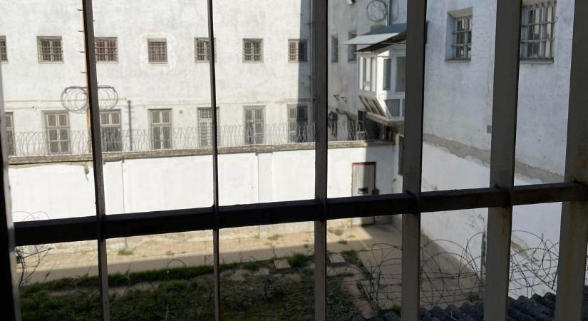 Különleges fotók a győri börtönből – Cigarettacsikkek és ételmaradékok jelzik, ott már minden múlt idő