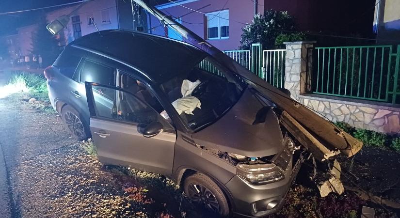 Oszlopnak hajtott egy autó 84-es főúton - helyszíni fotók
