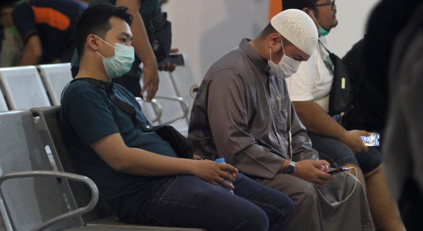 Zokogó emberek az indonéz repülőtéren, családok halhattak meg a légi katasztrófában