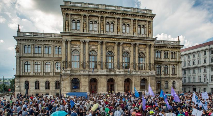 HVG: A fizetésemelés visszatartásával zsarolná ki a kormány az MTA vagyonát