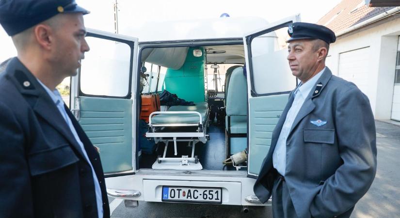 Utat, utat, kint a piros zászló! Különleges mentőautó bukkant fel Körmenden – Látványos fotó, videó