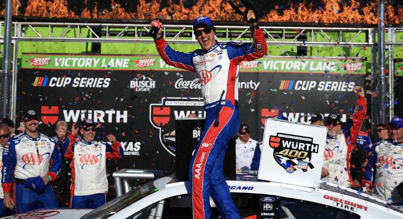 NASCAR: Logano visszatért a victory lane-re, Larson elbukta a győzelmet, de még így is rekordot döntött a texasi káoszban