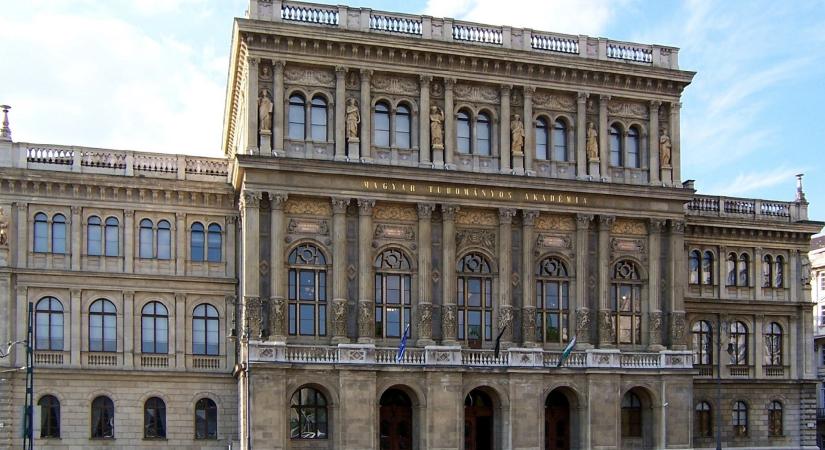 A fizetésemelés visszatartásával zsarolná ki a kormány az MTA vagyonát