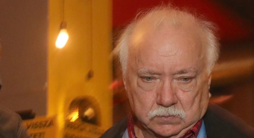 Felgyújtották Farkasházy Tivadar autóját, ITT van róla a videó