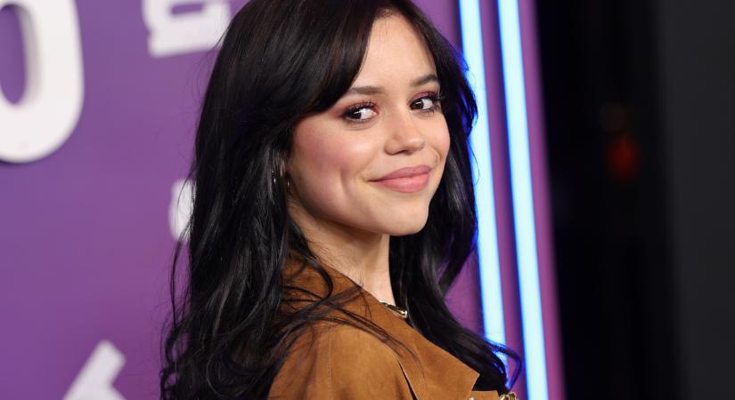 Jenna Ortega modern szintre emelte Wednesday stílusát: vagány szettekben fotózták