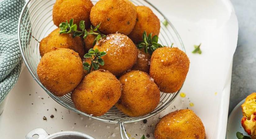 Ropogós krumpligolyók pikáns chiliszósszal: fagyasztva hónapokig eláll