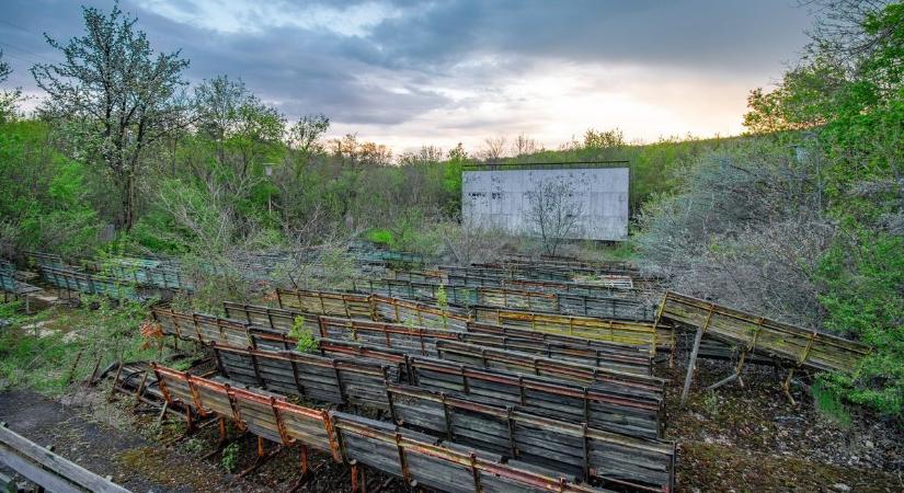 A múlt emlékeit őrzi a kertmozi a Balaton-partján