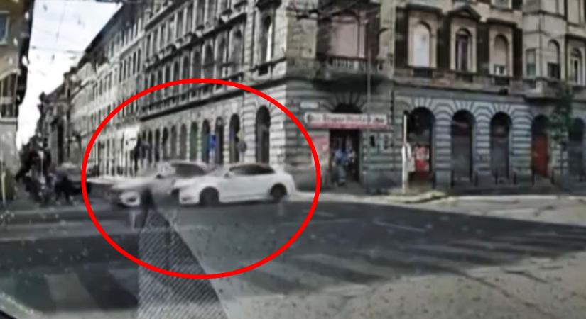 Szirénázó rendőrautónak csapódott