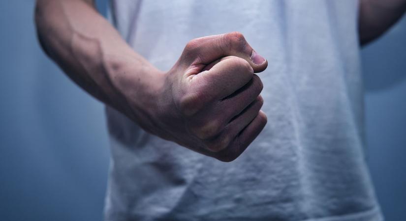 Eltörte egy játékos orrát a fociedző
