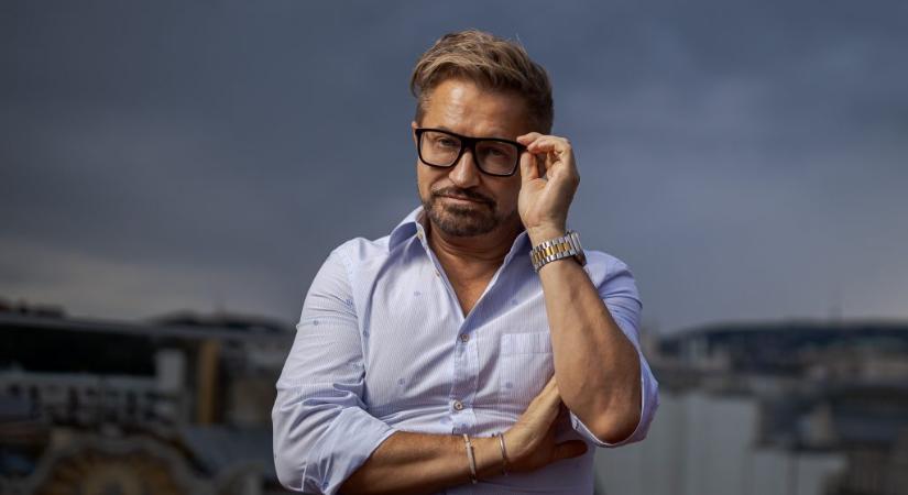 Jákob Zoltán 200 ezer forintot költött el virágboltban, hogy aztán anyaotthonban osszon szét rózsákat