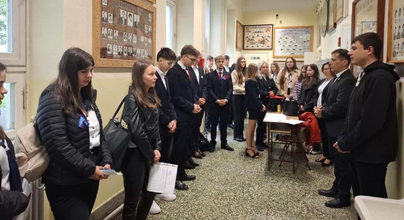 Megkezdődött az érettségi Kapuváron is, imával indították a napot a diákok