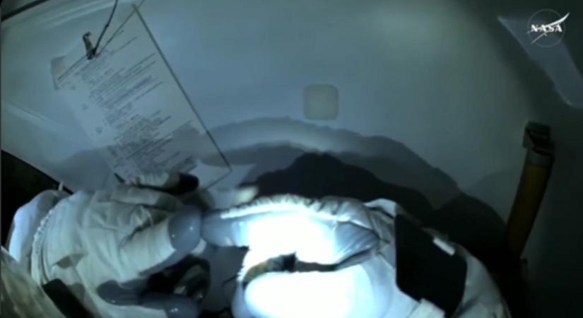 Ijesztő dolgot vett észre a ruháján a NASA asztronautája űrséta közben