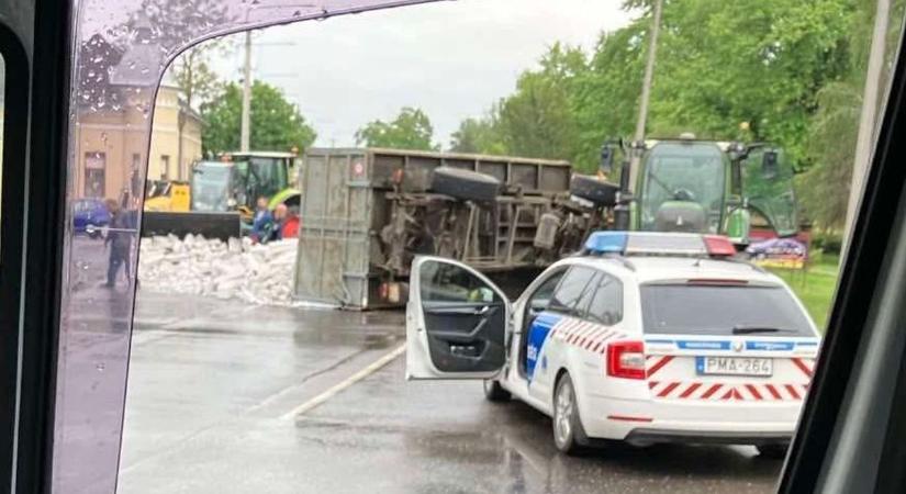 Baleset Berettyóújfaluban: felborult egy traktor, lezárták a főutat! – fotóval