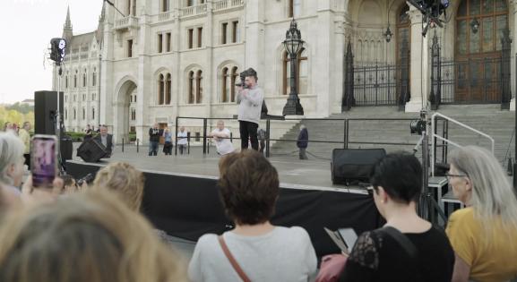 „A gyűlölködő kommenteket tudatosan szervezik” – német riport mutatta be a magyar sajtószabadság helyzetét
