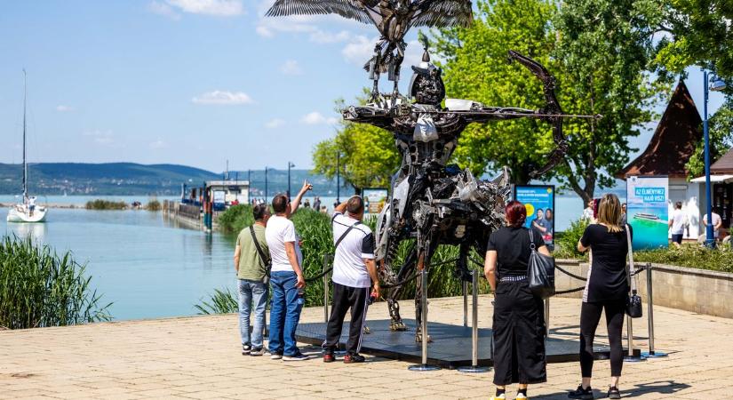 Dzsingisz kán a Balatonnál: világhírű szobrász alkotása a balatonlellei kikötőben (sonline.hu)