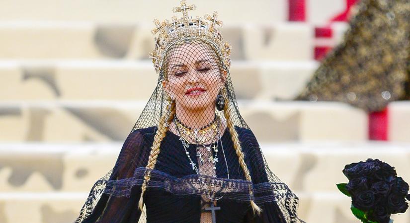 Madonna egy szál melltartóban ünnepelte párja 29. születésnapját, szettje nem sokat bízott a képzeletre