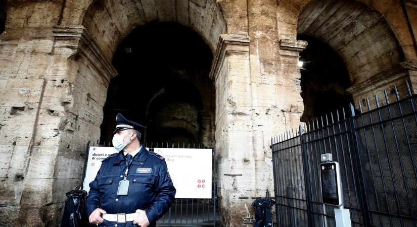 Rettenetes! Felnyársalt egy turistát a Colosseum fémkerítése