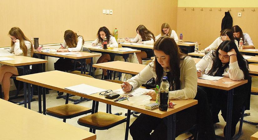 Szerencsehozó kabalájukat sem hagyták otthon a jászberényi érettségizők