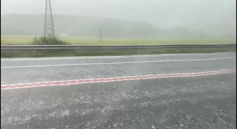 Fehér lett az úttest: így szakadt a jég Szentgotthárdnál - videó