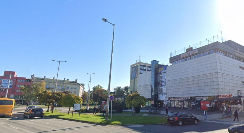 Három szatyorral, fedél nélkül – mi történt az idős asszonnyal Nyíregyházán?