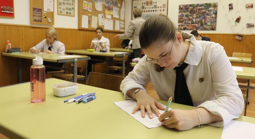 Arany János és Zrínyi Miklós is szerepel a tesztlapon