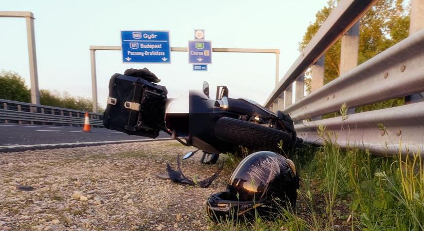 Elsodorta a motorost a sávot váltó autós az M85-ösön, súlyos sérüléseket szenvedett