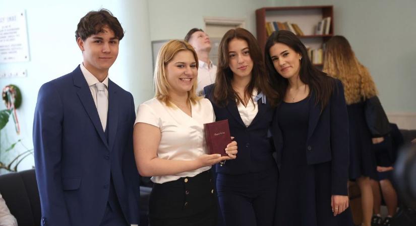 Érettségi 2025: Zrínyi, Arany és Örkény – volt, aki pókerarcot vett fel, mások Bibliát is hoztak