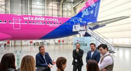 Wizz Air-gépre festve népszerűsíti a kormány az Erasmus pótlására szánt cserediákprogramot – az első út Brüsszelbe vezetett