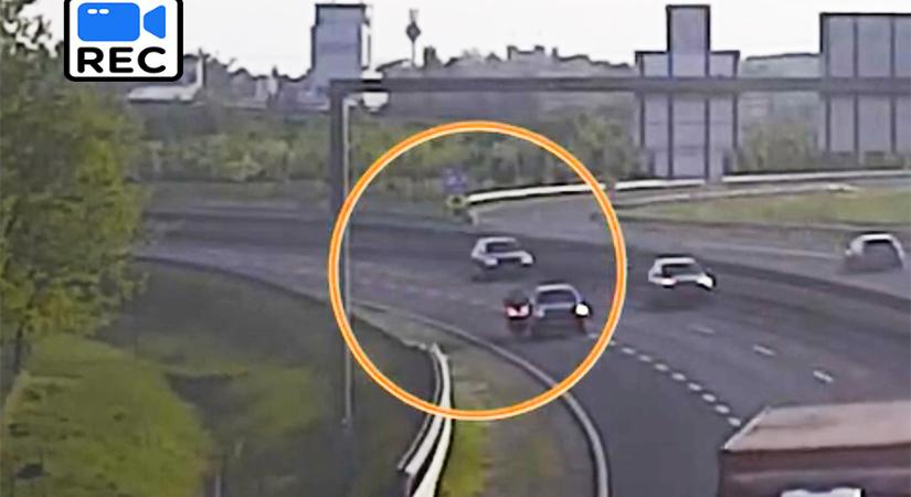 Videón súlyos baleset: egy autós a figyelmetlensége miatt sodorta el a motorost