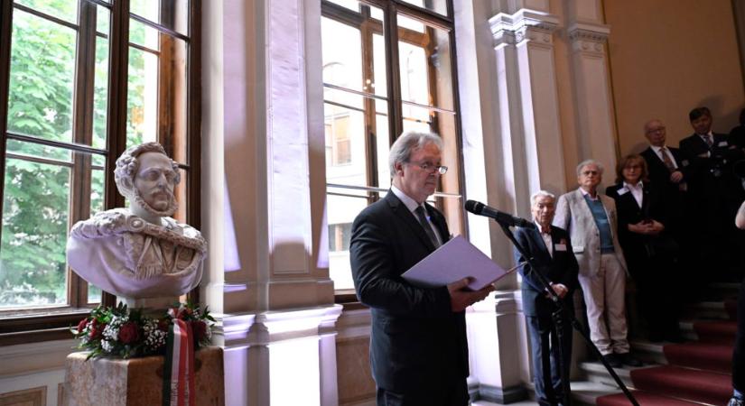 Térplasztikát avattak az MTA alapításának 200. évfordulója alkalmából