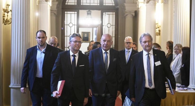 Freund Tamás mindenki előtt felhívta Sulyok Tamás és Hankó Balázs figyelmét, hogy miközben a politika igazodást vár, az MTA léte egész Magyarország érdeke