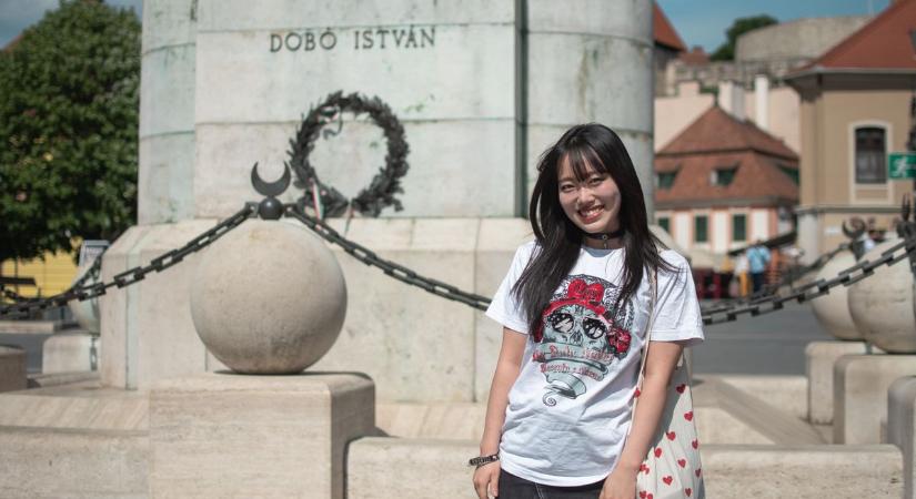A japán Tiktokker, aki imádja az egri turkálókat és nem érti, hogy tudnak ilyen sokat inni a magyarok
