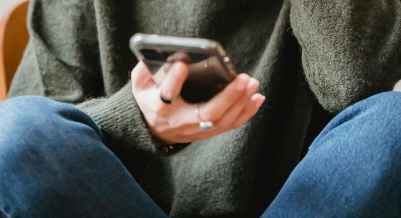 „Véletlenül beleolvastam a férjem telefonjába, és rájöttem, az egész életünk egy hazugság”