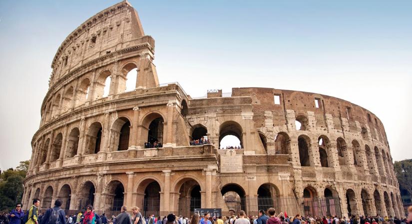 Felnyársalta a Colosseum fémkerítése, nyolcvan öltést kapott a turista