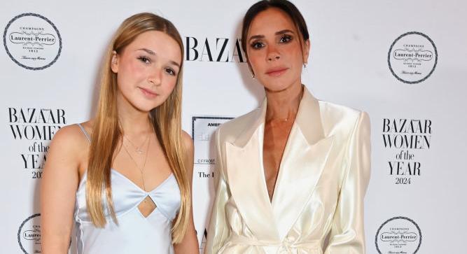 Victoria Beckham és 13 éves lánya egyforma ruhában alkotott divatpillanatot