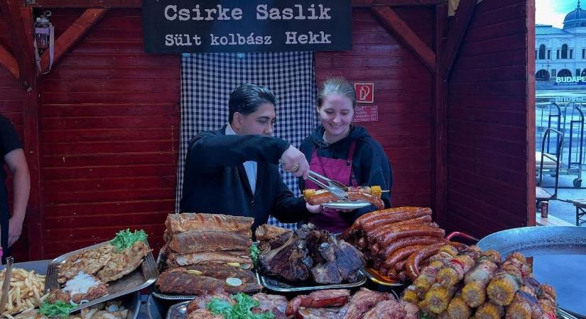 Tálcára rakta méteres kolbászát Kis Grófo