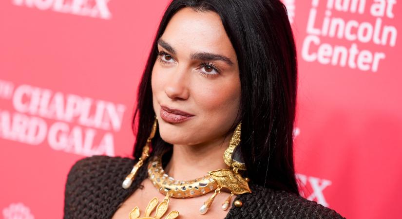 Dua Lipa átlátszó szoknyában villantott végtelenül hosszú lábakat