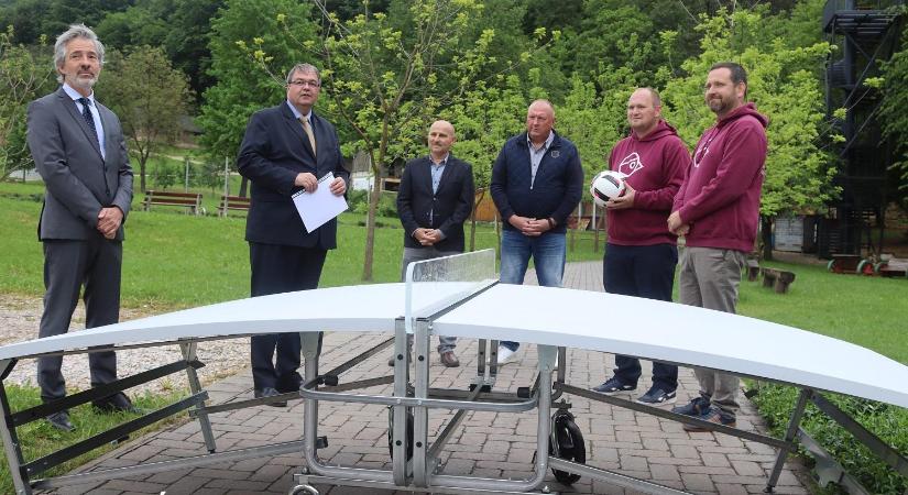Teqball-asztal érkezett Gombaszögre