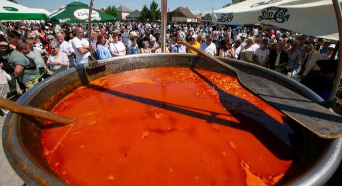 Guinness-rekord rottyant a bográcsban: pontosan 2025 adag pacalpörköltet készítettek Dunapatajon