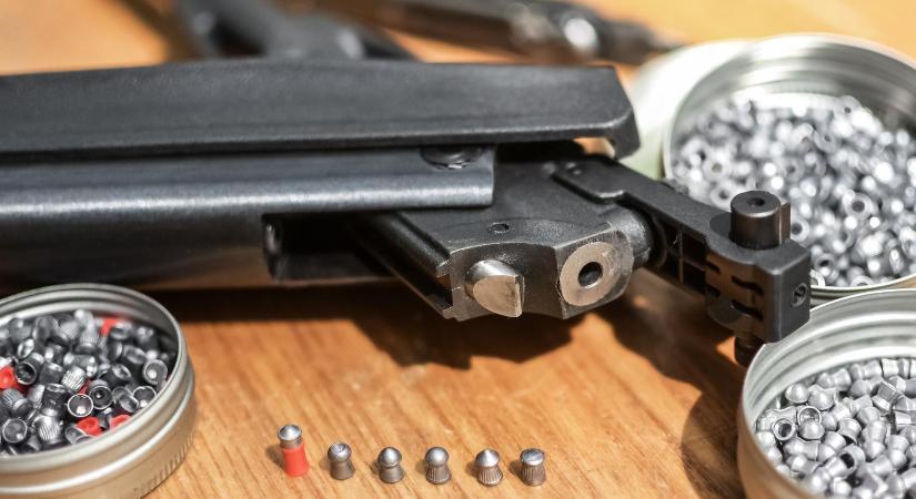 Véletlenül fejbelőtte magát apja fegyverével egy fiú, letöltendőt kértek a felelőtlen szülőre