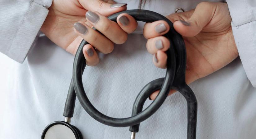 Munka közben ájult el – halálos diagnózist kapott a fiatal anyuka