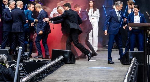 Füstbombával dobták meg Donald Tuskot