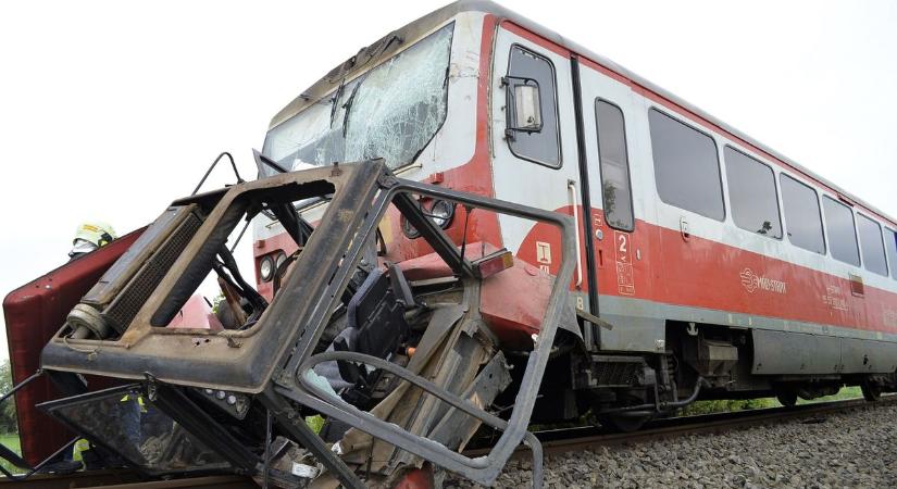 Brutális vonatbaleset, felismerhetetlenségig összeroncsolódott a traktor