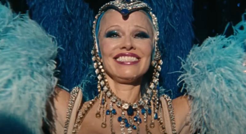 Mit tesz a revü idős sztárja, ha lakat kerül a show-ra? Pamela Anderson kivételes alakítása már streamingen