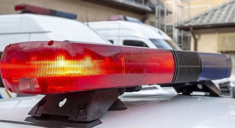 Motorral hajtott a híres éjjel-nappali győri büfé teraszára