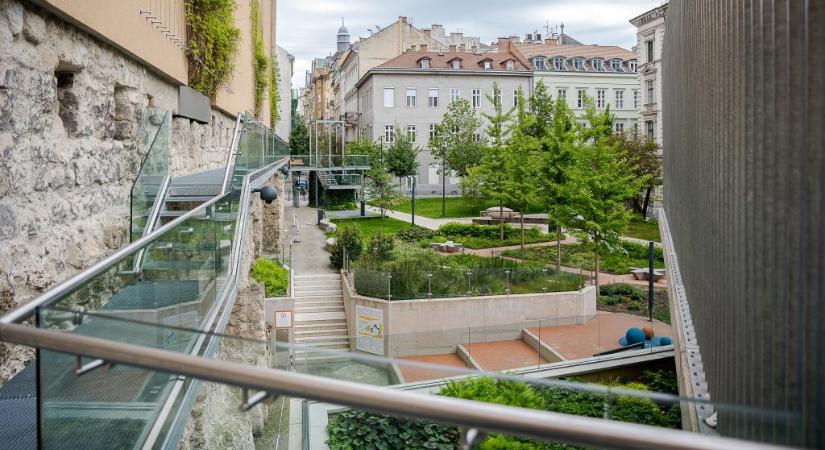 1,9 milliárdot kell kicsengetnie a Belvárosnak, hogy lezárhassa a Rogán idejében elpasszolt zűrös telek ügyét