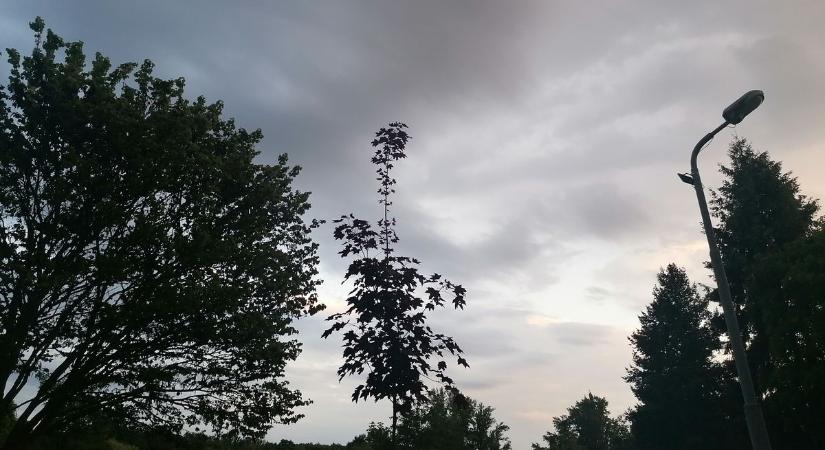Továbbra is front és borús idő a jellemző, de ez még nem minden!