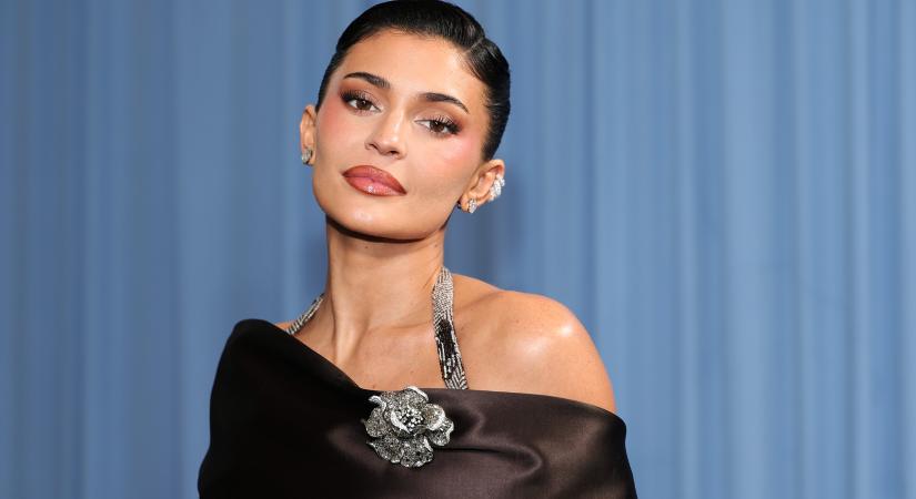 Kylie Jenner Timothée Chalamet nélkül, pucérruhában érkezett a Met-gálára