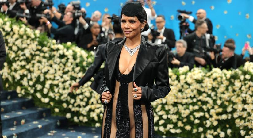 Elég lett volna egy rossz lépés, hogy Halle Berry villantson a Met-gála vörös szőnyegén